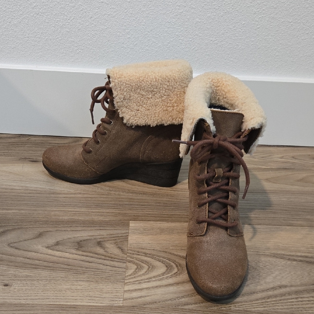 UGG Zea Brown and Cream Lace Up Boots with Cozy Sherpa Lining - Size 9